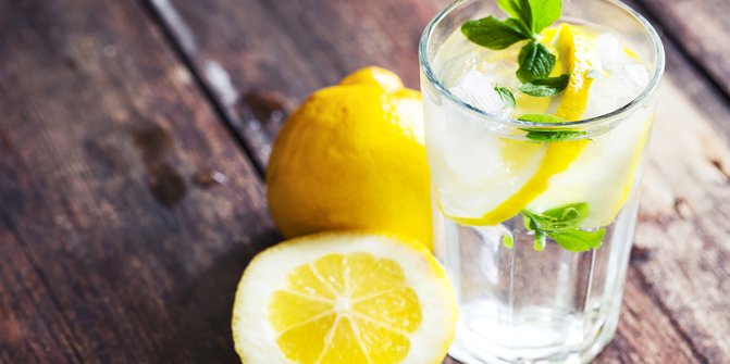 Benarkah Konsumsi Air Lemon bisa Buat Badan Kurus?