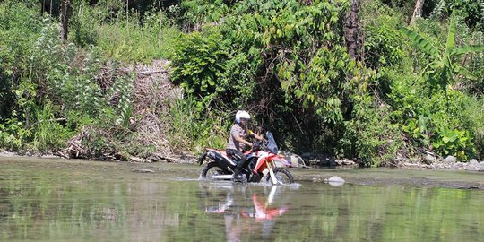 Cerita Kapolres Bone Bolango Terjang Sungai dan Bukit Pantau Pemilu di Desa Pelosok