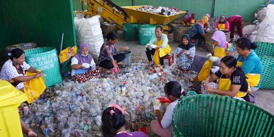 Menengok Pengelolaan Sampah di Muncar, Sehari Jual Hingga Tiga Ton