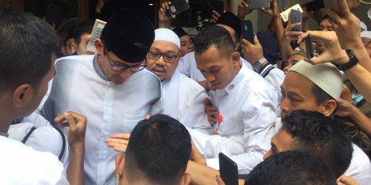 Usai Salat Jumat, Sandiaga hanya Tebar Senyum saat Disambut Massa