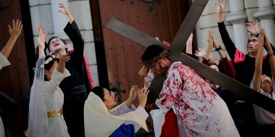 Melihat Drama Penyaliban Yesus di Gereja Katedral