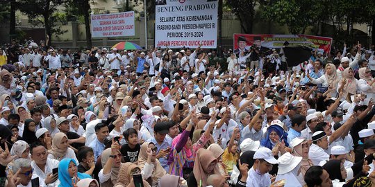 Pendukung Prabowo-Sandi Salat Berjemaah di Tengah Guyuran Hujan