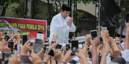 Prabowo Disambut Pendukung Usai Salat Jumat