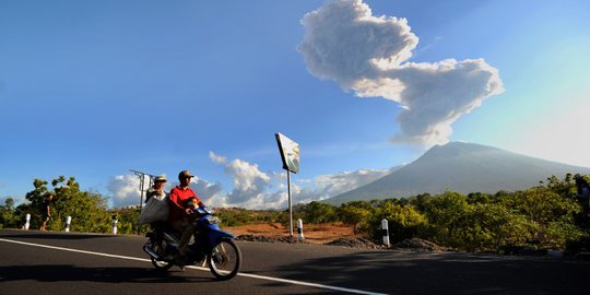 Erupsi Gunung Agung Tak Ganggu Penerbangan di Bandara Ngurah Rai