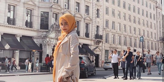 Pakai Hijab di London, Prilly Latuconsina Curi Perhatian