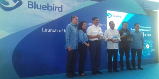 Blue Bird Resmi Operasikan Mobil Listrik Tesla dan BYD