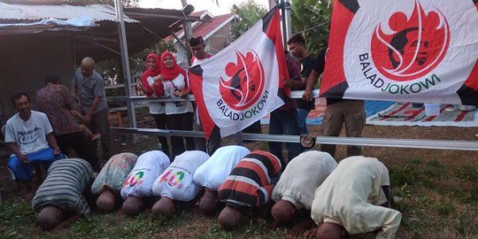 Relawan Jokowi di Indramayu Sujud Syukur & Gunduli Rambut