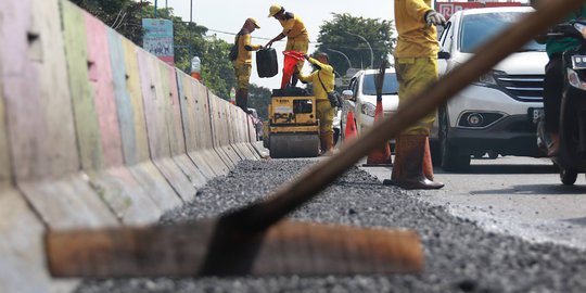 Beton Pembatas Jadi Biang Jalan Rusak di Pasar Minggu