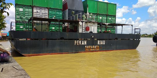 Terseret Arus, Tongkang Angkut Kontainer Hantam Turap Sungai Segah di Berau