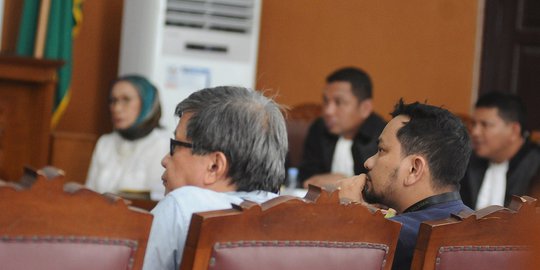 dengan kebohongan ratna rev1