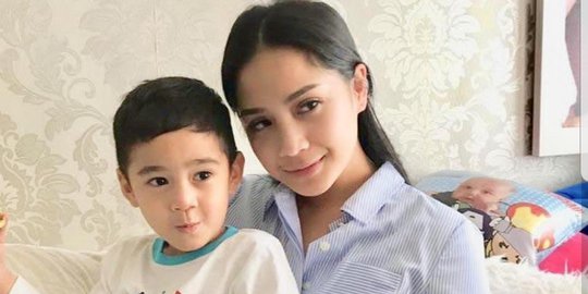 Nagita Slavina Gemas Lihat Rafathar Rekaman Sambil Makan