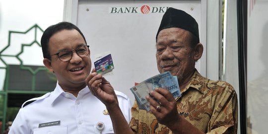 Anies Baswedan Bagikan Kartu Lansia Jakarta