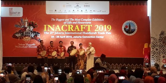 Tinjau Pameran Kerajinan, Jokowi Beli Batik Betawi dan Jambi