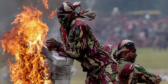 4 Aksi Ketangguhan Prajurit Kopassus TNI, Makan Api Sampai Digilas Motor