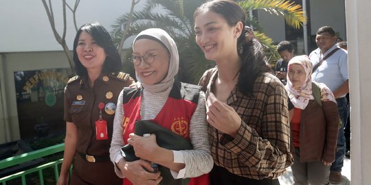 Atiqah Hasiholan Dampingi Ratna Sarumpaet Jalani Sidang Lanjutan