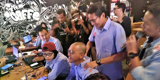 Beri Semangat, Sandiaga Pijat Satu per Satu Relawan Penginput Data C1