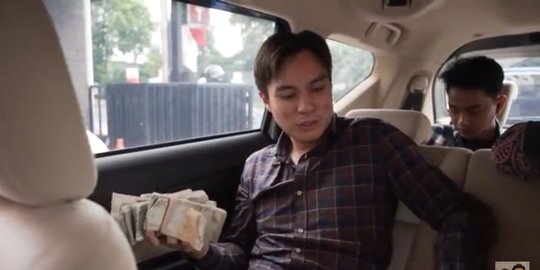 Baim Wong Beri Uang Segepok untuk Penjual Kopi, Lihat Reaksinya