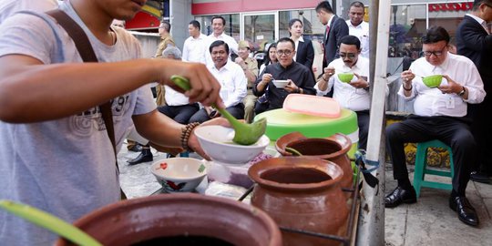 Ke Banyuwangi, Mendagri Nikmati Es Dawet di Pinggir Jalan