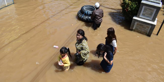 Banjir 3 Meter, Warga Cililitan Pilih Bertahan di Lantai Dua Rumah