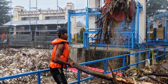 Selain Banjir, DKI Dapat Kiriman Sampah Menumpuk di Pintu Air Manggarai