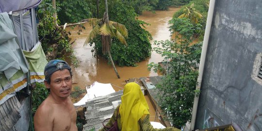 Banjir Pejaten Surut, Warga Gotong Royong Bersihkan Lumpur dan Bangun Dapur Umum