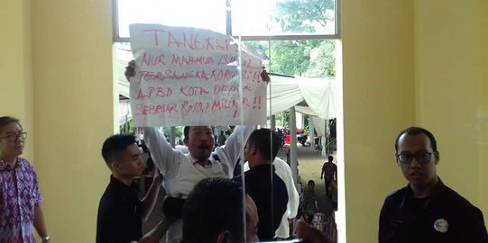 Ricuh, Nur Mahmudi Diteriaki 'Tangkap' Saat Hadiri Paripurna HUT Depok