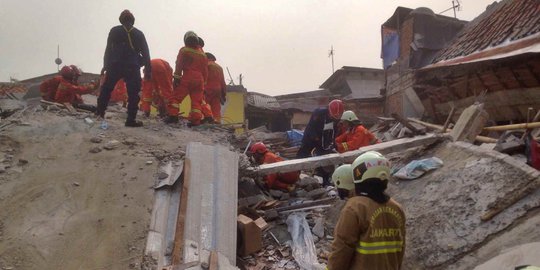 Petugas Berjibaku Evakuasi Korban Tertimpa Rumah Ambruk di Johar Baru