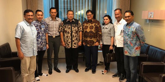 Ketum Golkar Airlangga Hartarto dan Mensos Jenguk Ani Yudhoyono di Singapura