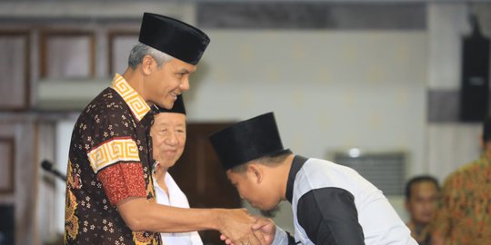 Ganjar Pranowo Beri Santunan Kepada Keluarga KPPS di Jateng yang Meninggal