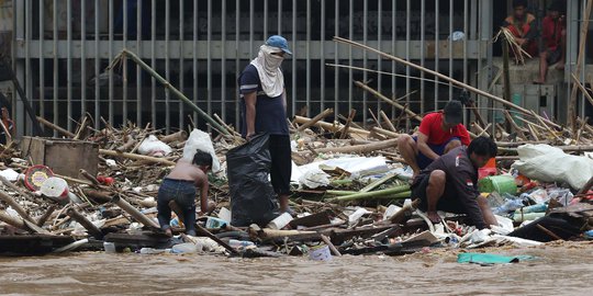 Mengais Berkah dari Tumpukan Sampah