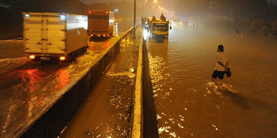 Hujan Deras, Ruas Tol Serpong-Jakarta Tersendat