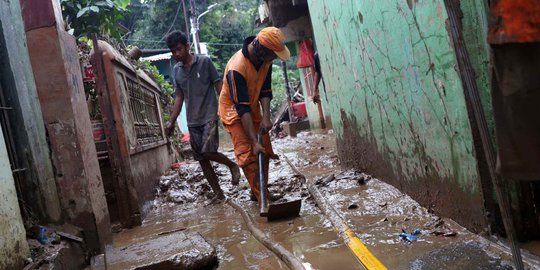 Pasukan Oranye dan Biru Bantu Warga Bersihkan Lumpur Sisa Banjir