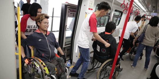 Kebahagiaan Wajah-wajah Penyandang Disabilitas Bisa Jajal LRT
