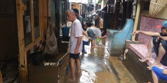 Banjir Perlahan Surut, Warga Kebon Pala Mulai Bersihkan Rumah