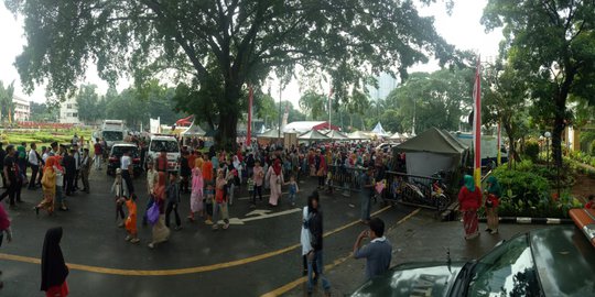 Ribuan Warga Serbu Makanan Gratis HUT Depok di Balai Kota