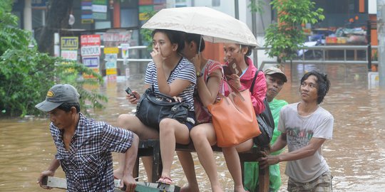 Ratusan Korban Banjir di Jakarta Tinggalkan Lokasi Pengungsian