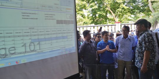 Kunjungi Tempat Rekapitulasi Suara di Surabaya, Sandiaga Diteriaki 'Pak Wapres'
