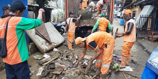Banjir Surut, Warga Rawajati Mulai Bersihkan Lumpur.