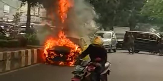 Mobil Sedan Terbakar saat Pengemudi Ada di Dalam