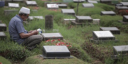 Menjelang Ramadan, Warga Lakukan Ziarah Kubur