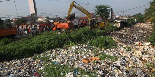 Anggota TNI AD Dikerahkan Bersihkan Sampah