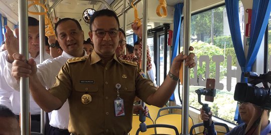 Anies Jajal Bus Listrik Transjakarta dari Balai Kota ke Bundaran HI