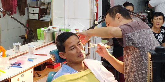 Isi Waktu, Sandiaga Potong Rambut di Rumah Cukur Legendaris Ko Tang