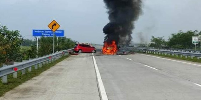 Sopir Ngantuk, Honda Jazz Tabrak Pikap hingga Terbakar di Tol Jombang-Mojokerto