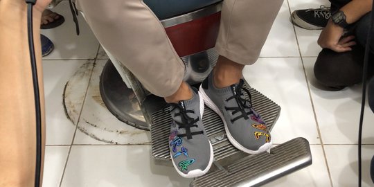 Sandiaga Beri Relawan Sepatu Usai Tinjau Penghitungan Suara di Cilandak