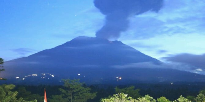 Gunung Agung Muntahkan Kolom Abu Capai 1.000 Meter, Warga Diminta Menjauh 4 KM