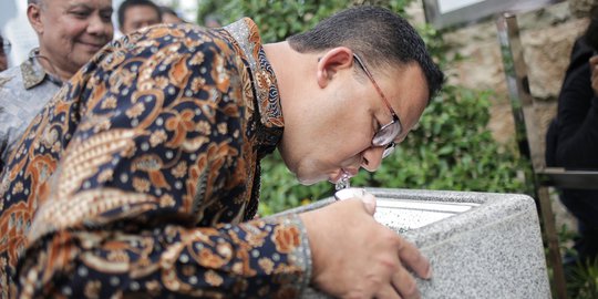 Anies Resmikan Fasilitas Air Siap Minum di Stasiun MRT Dukuh Atas