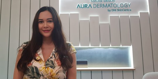 Aura Kasih Resmikan Klinik Kecantikannya di Bandung