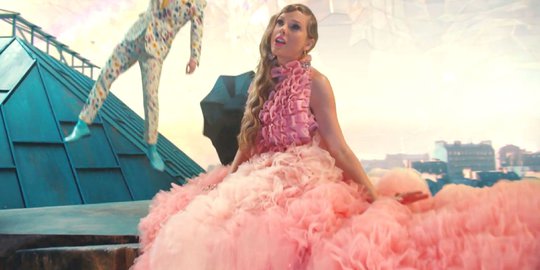 Lagi, Taylor Swift Pakai Baju Desainer Indonesia di Video Klip Terbaru