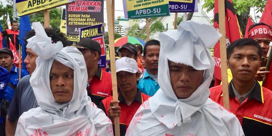 Seratusan Buruh Demo di Kantor Gubernur Sumut, Ada yang Berkostum Pocong